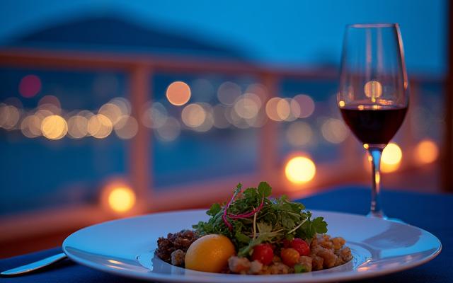 아름다운 야경을 배경으로 크루즈 선상에서 진행되는 고급 저녁 식사